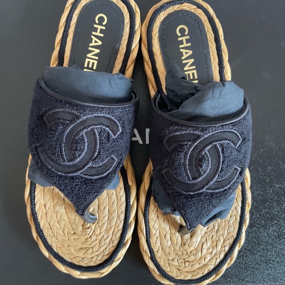 CHANEL LOGO SANDALS